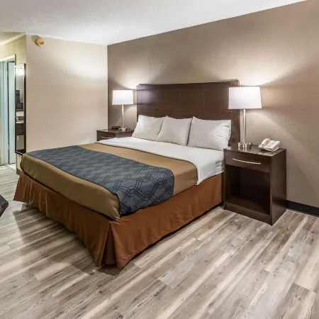 Econo Lodge Inn & Suites