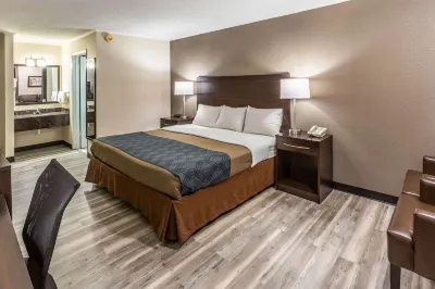 Econo Lodge Inn & Suites Hotels near Iowa Speedway
