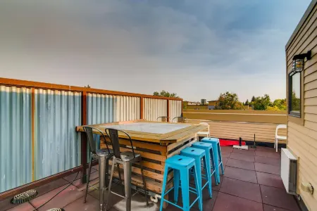 Old Town Loft Oasis with Amazing Rooftop Deck! Отели в г. Лапорт