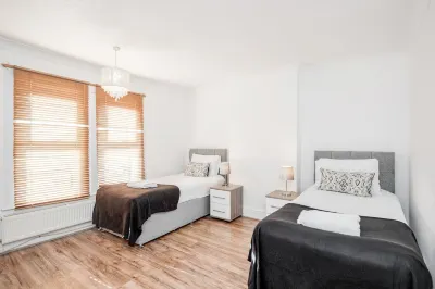 4 Bedroom House Free Parking Contractor's Haven