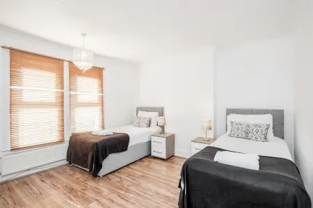 4 Bed House - Sleeps 8 - Garden - Parking - Wifi