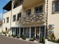 La Casa Hotel Yerevan โรงแรมใกล้พิพิธภัณฑ์เอกสารโบราณมาเทนาดารัน