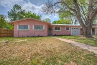 Willkommen to Pink Haus 1 Mile to Main Street! Hotels in Fredericksburg