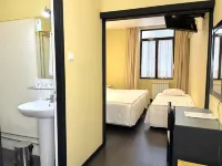 Hotel Universal โรงแรมใกล้โบสถ์การ์โม