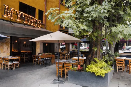 Uliv Cibeles Отели рядом с достопримечательностью «Площадь Трёх культур»