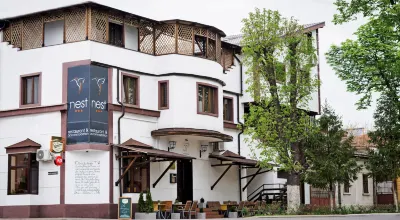 Nest Hotel dekat Water Castle