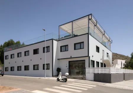 Hotel Portmán Отели рядом с достопримечательностью «Escultura de Carlos III»