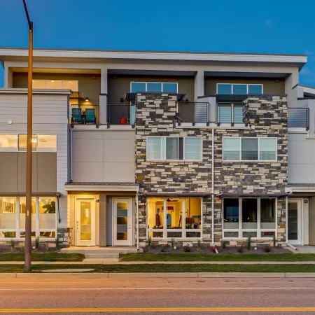 Elegant Townhome Near Old Town, Breweries and River!