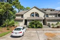 "Salty Sun" - Golf Cart (included), Tennis, Pools, Golf, Beach... it's all here!
