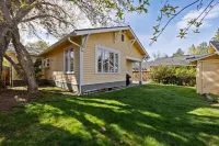 2nd St Lodge: Salt Water Spa, Steps to River & DT Bend