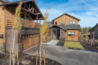 Tetherow Modern 5bed,6bth,hot-tub,walk to pool,gym,dining,20min to Mt Bachelor! Hotels near Deschutes National Forest - Forest Supervisor's Office