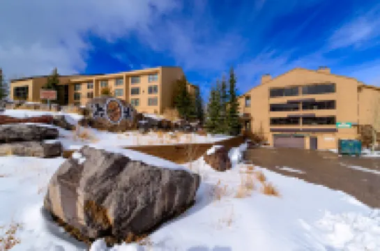 Ski-Out Access and Clubhouse Amenities - Cozy Mountain Retreat