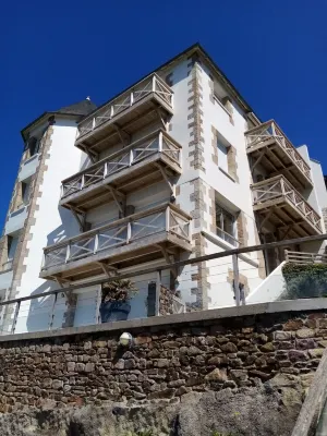 250 ° panoramic sea view from the 10 windows !! Classified furnished with 4-star tourism. Hotels near La Flora