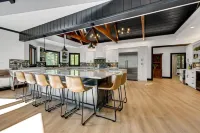 River Front, Hot Tub, Game Room & Theater - Stunning Tranquil Oasis