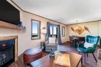 Lovely ski-in/out condo with gorgeous mountain views and shared tennis court Hotels in Pyatte