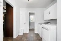 Private Entrance, Fenced Backyard and Large Kitchen - Charming Retreat Отели в г. Кларксвилл