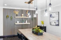 Charming Family Home with Jacuzzi and Outdoor Hot Tub - Delightful Retreat