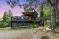 Charming Mountain Cabin with Treetop Views - Cozy Getaway