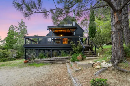 Charming Mountain Cabin with Treetop Views - Cozy Getaway