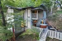 Hot Tub and Private Decks Amidst Nature's Beauty - Charming Retreat Margaritaville Lake Resort Lake of the Ozarks 주변 호텔