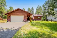 Traditional dog-friendly cabin w/covered deck, firepit, electric fireplace, W/D