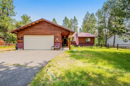 Traditional dog-friendly cabin w/covered deck, firepit, electric fireplace, W/D