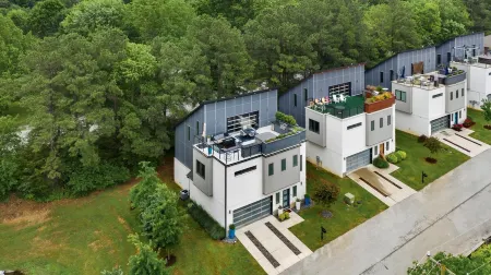 Fayetteview Rooftop Balcony Hot Tub 5 Min to DT