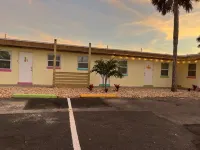 Kitchenettes and Cozy Vibes Await - Charming Retro Escape