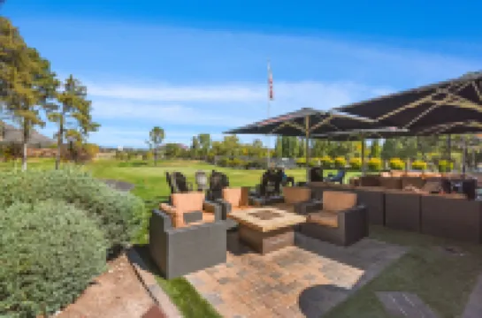 Vaulted Ceilings and Private Deck with BBQ - Charming Oasis