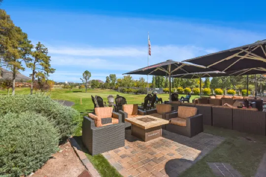 Vaulted Ceilings and Private Deck with BBQ - Charming Oasis