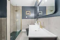 Modern Comfort with Easy NYC Transit Access - Charming Getaway Hotels in Bayonne