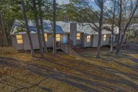 Charming Lakefront Getaway with Modern Comforts - Cozy Retreat فنادق في Lampe