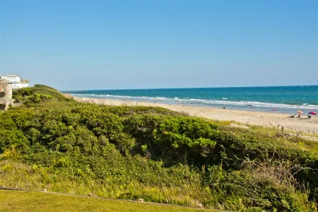 Oceanfront Retreat - Elevator, Pool, Internet, Waterfront Отели в г. Эмералд Айл