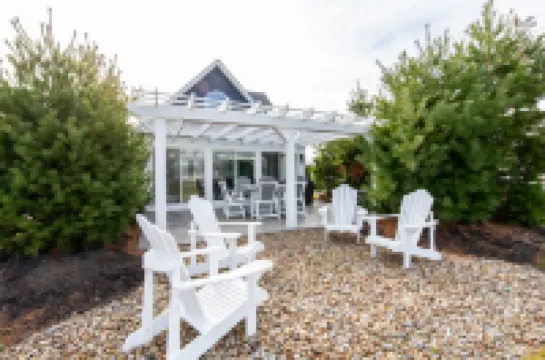 Exclusive Access to Serene Beach - Charming Lakeview Retreat