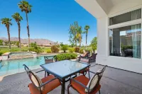 Luxurious Golf Pool Oasis-Firepit, Hot tub, WiFi, Fireplace