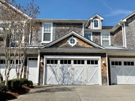 Charming Coastal Getaway with Pool and Game Room - Delightful Retreat Отели в г. Кейп Чарльз