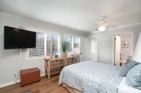 Bay Front Living and Spacious Entertaining Areas - Charming Coastal Retreat