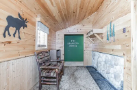 Relaxation and Snowmobile Trails - Amazing Adirondack Retreat