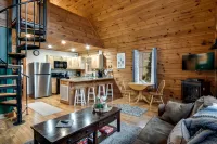 Private Hot Tub and Serene Nature Escape - Cozy Charming Hotel a Bryson City