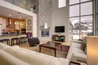 Cozy Fireplace and Stunning Ski Slope Views - Luxurious Modern Loft Отели в г. Брайан Хед