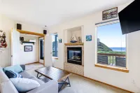 Ocean-Facing Decks and Hot Tub - Amazing Coastal Sanctuary