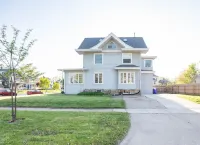 Spacious 5 BDR, 2.5 BATH - Updated & Prime! Lots of Parking! Sleeps up to 16! 錫達拉皮茲機場附近的飯店