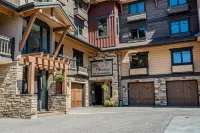 Heated Outdoor Pool and Modern Furnishings - Elegant Mountain Haven