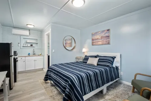 Kitchenette and Cozy Patio Area - Stylish Coastal Getaway 휠러 호텔