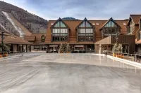 Spectacular Mountain Views and Cozy Patio - Stunning Ski-in Escape