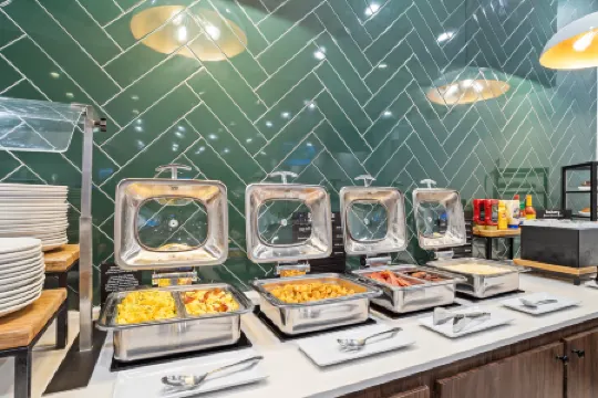 Holiday Inn BATON ROUGE COLLEGE DRIVE I-10 by IHG Отели рядом с достопримечательностью «Брекс Блубоннет Суомп Нейчер Сентер»