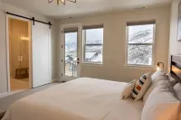 Incredible Views and Inviting Outdoor Space - Stunning Modern Retreat Hotels in Hideout