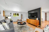 Lakefront cottage with docks, kayak, deck, firepit & new grill - drive to skiing Hotel di King County