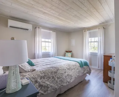 Charming Beach Access and Private Backyard - Delightful Coastal Cottage The Spotted Cod 주변 호텔