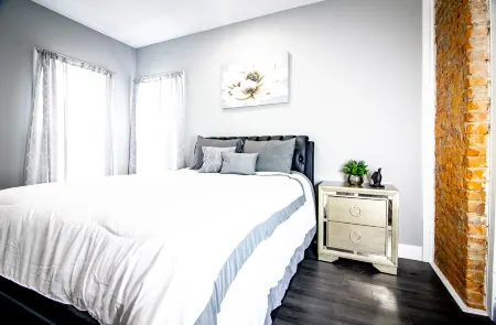 Modern Downtown Apartment - TV, Kitchen, Wifi, Essentials